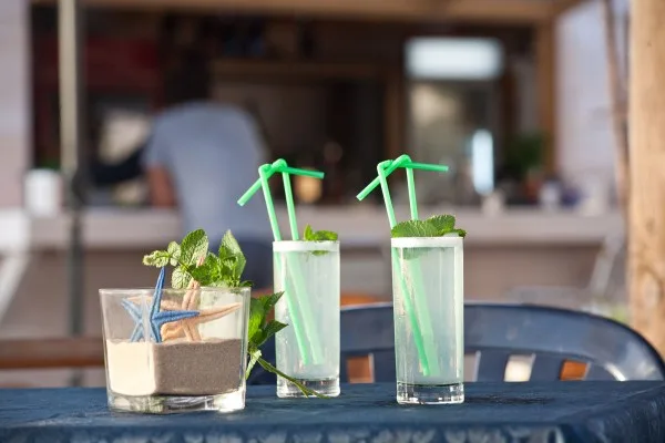 Cocktail e bibite fresche con menta su tavolo del bar