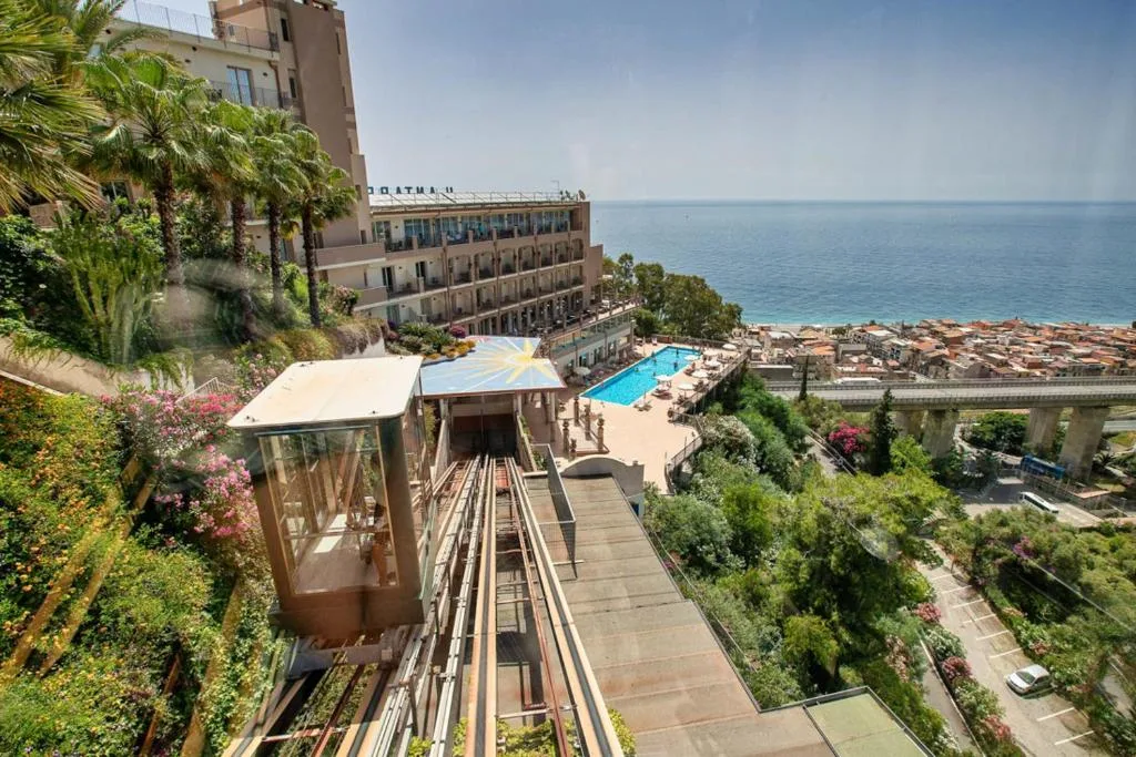 Funicolare panoramica dell'hotel con piscina e vista sul mare e sulla città