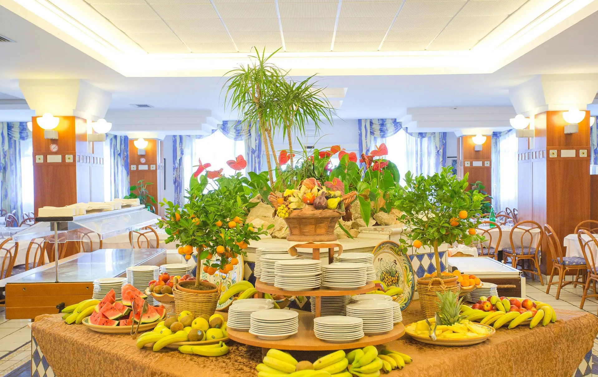 Buffet di frutta con piante decorative nella sala ristorante dell'hotel
