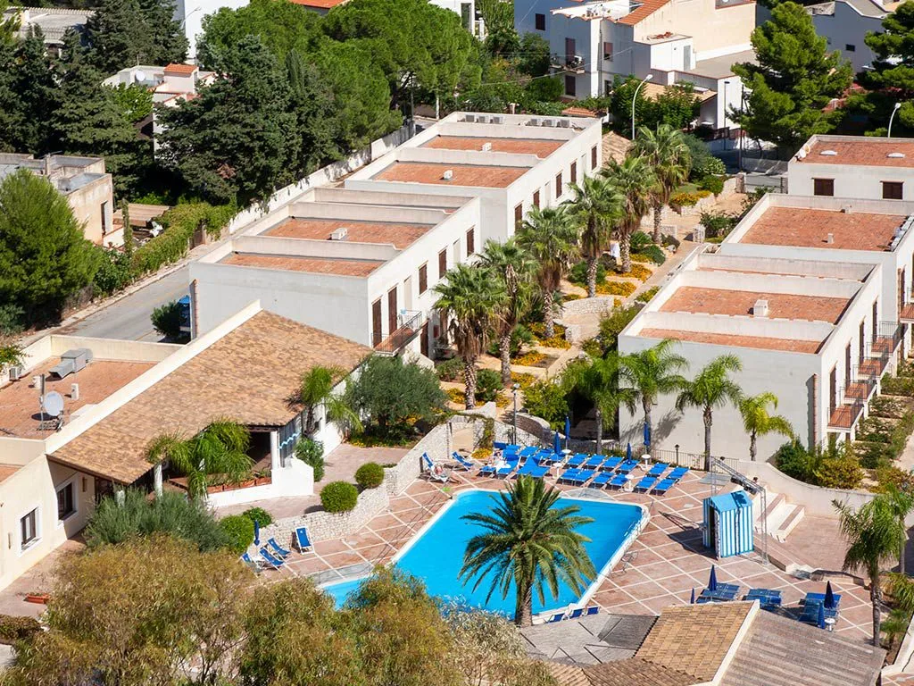 Veduta aerea degli edifici del resort con piscina e palme