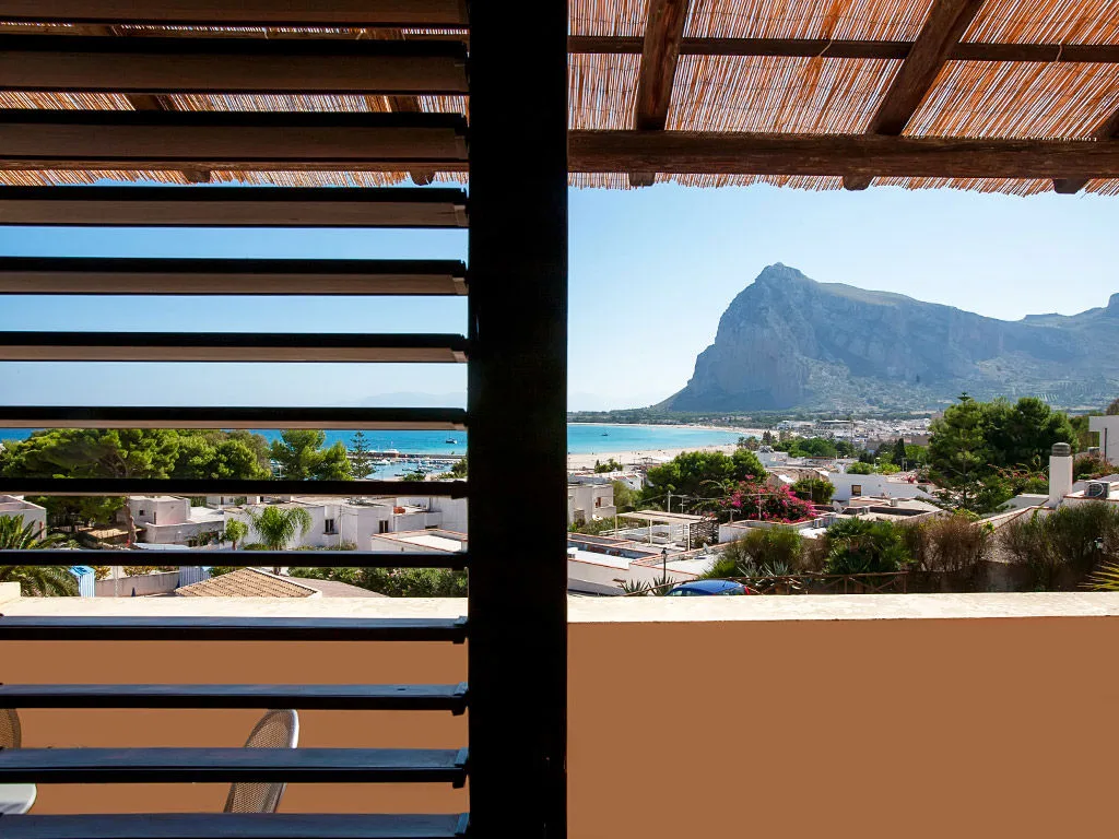 Vista sul mare e Monte Monaco da una terrazza con tettoia in canne