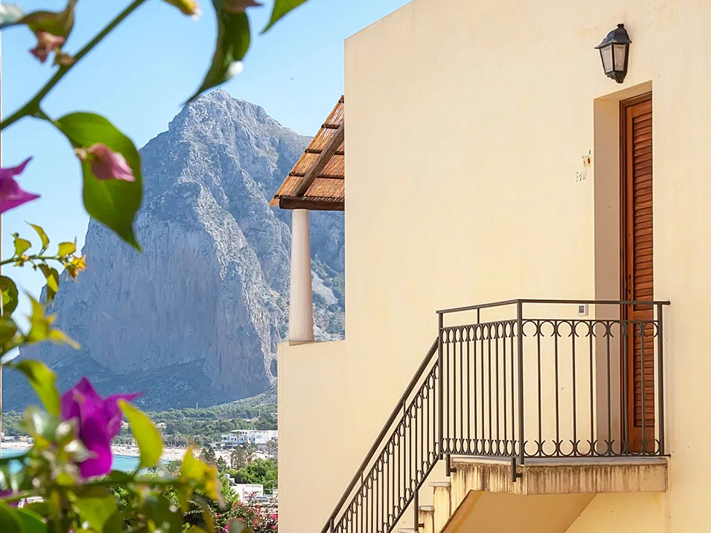 Scorcio di balcone con vista sulla montagna e bouganville