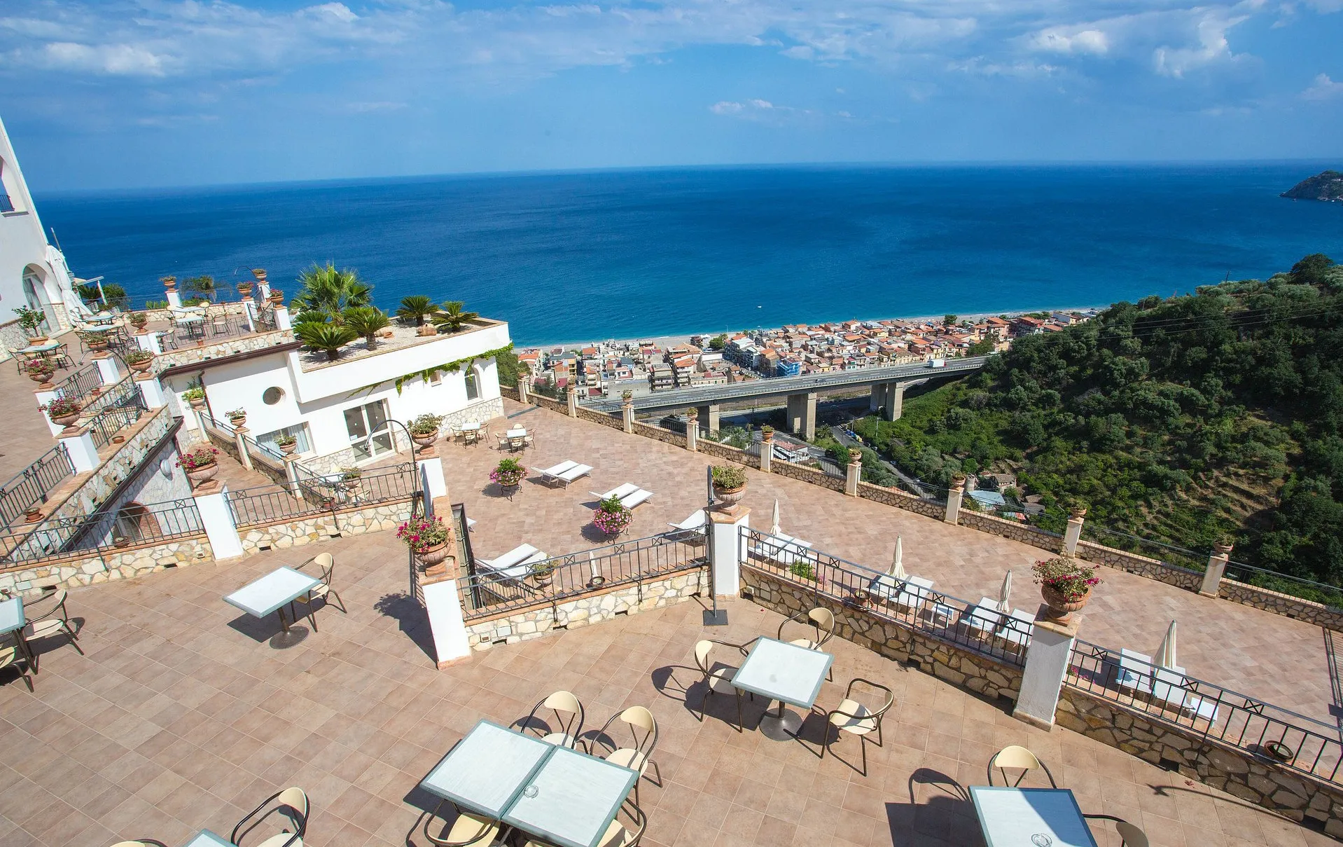 Terrazza panoramica con tavoli e vista sul mare e sulla costa