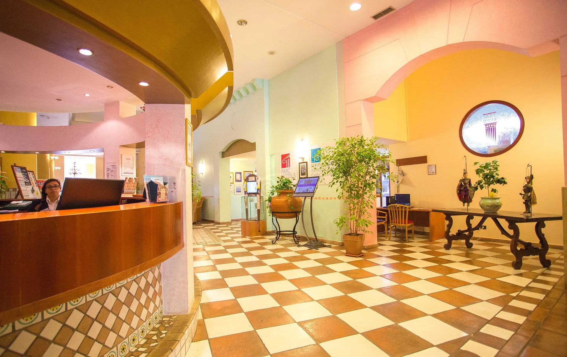 Hall dell'hotel con reception e pavimento a scacchi colorato