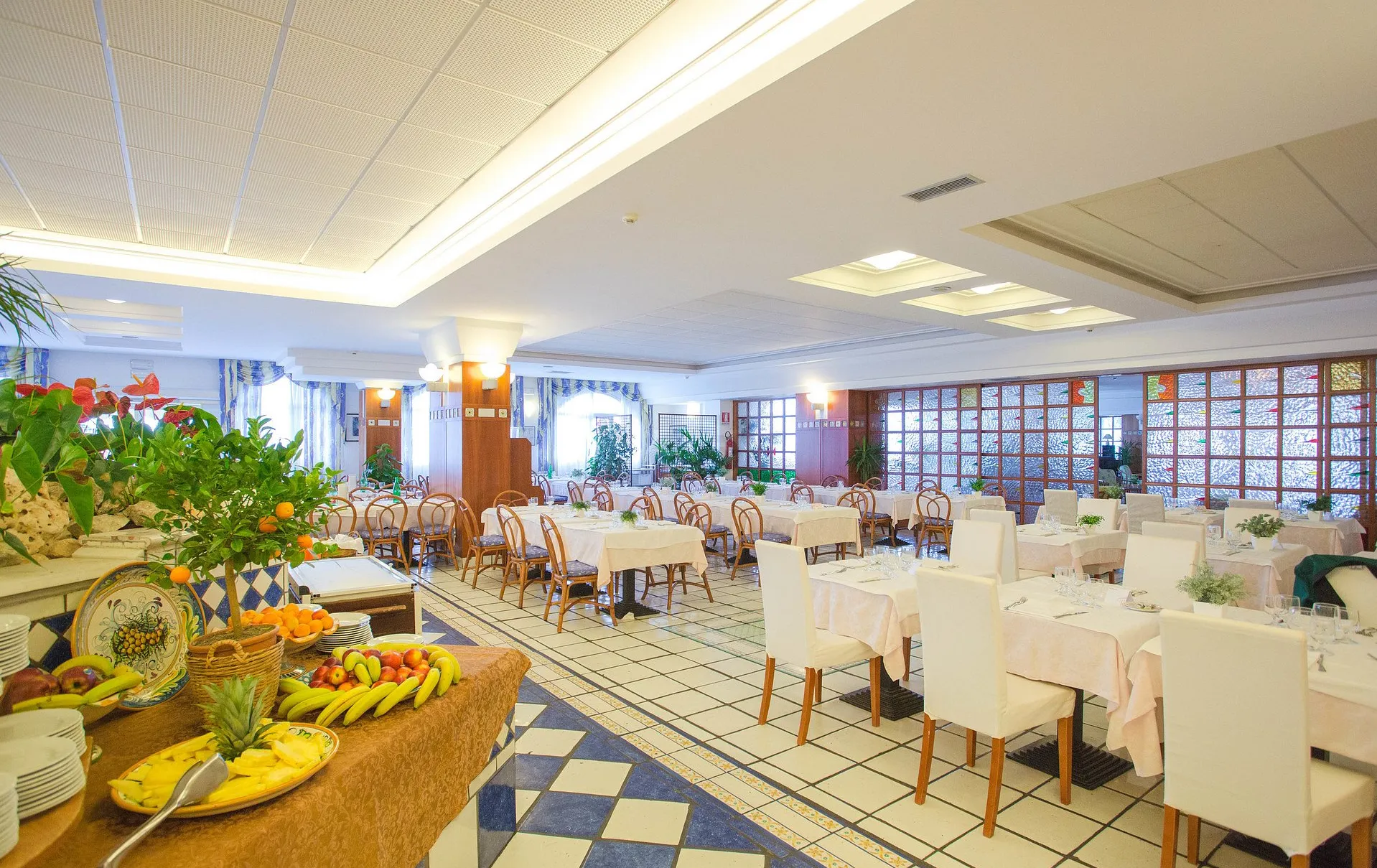Sala ristorante elegante con tavoli apparecchiati e buffet