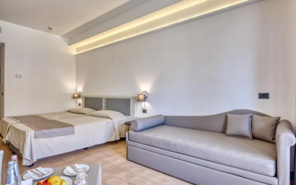 Camera luminosa con letto matrimoniale e divano