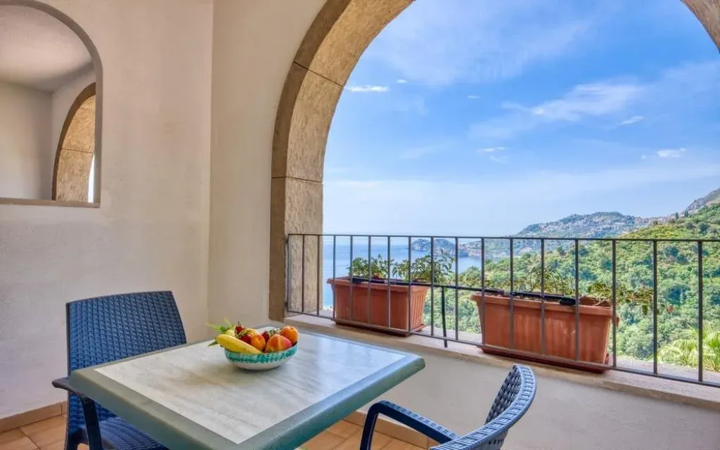 Balcone della camera con tavolo e vista panoramica sul mare
