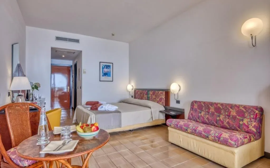 Camera con letto matrimoniale, divano e zona salotto