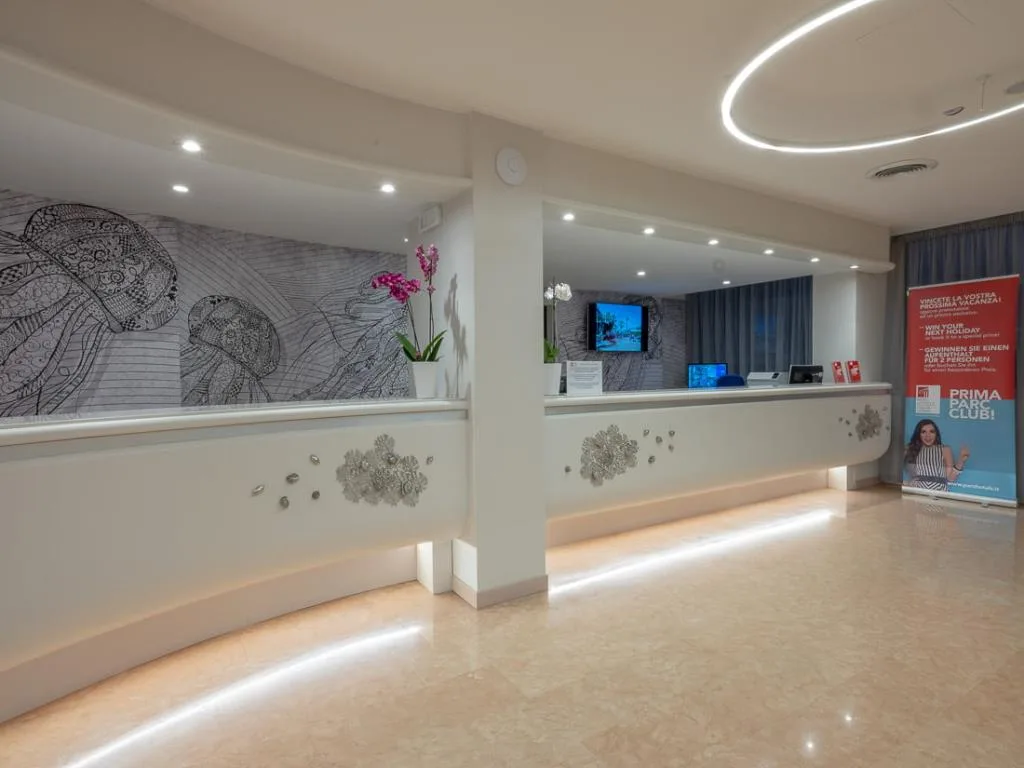 Area reception con murale artistico e pavimento lucido