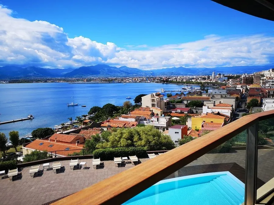 Vista panoramica sulla baia, sulla città e sulle montagne dalla terrazza con piscina