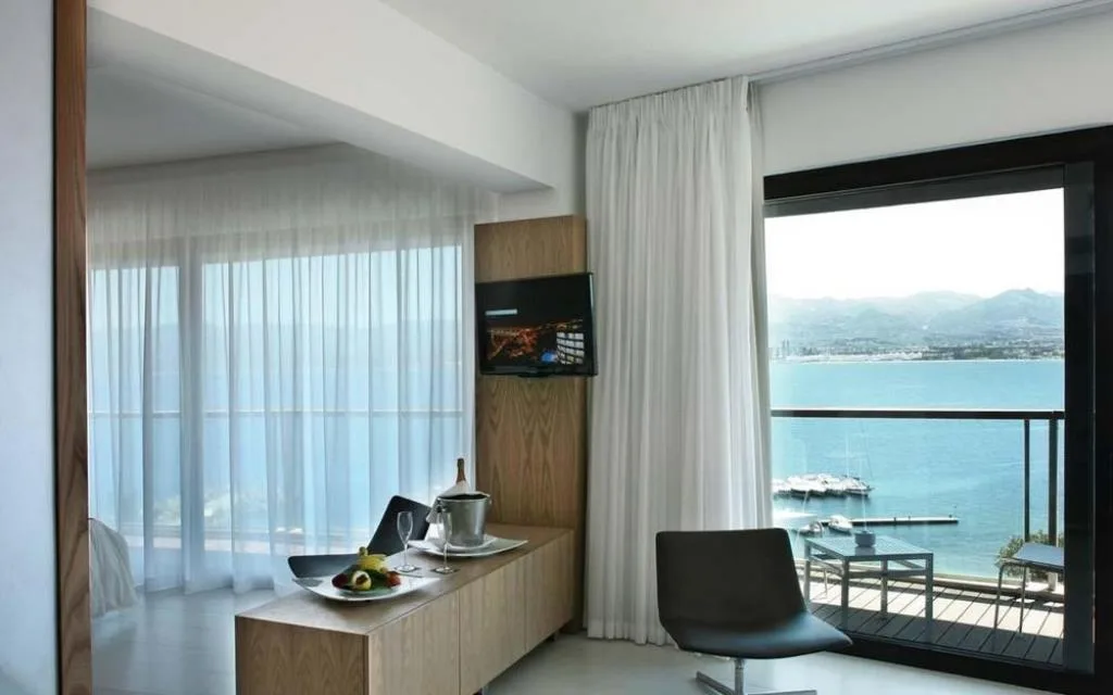 Soggiorno di suite con vista panoramica sul mare, sulle montagne e sul porto