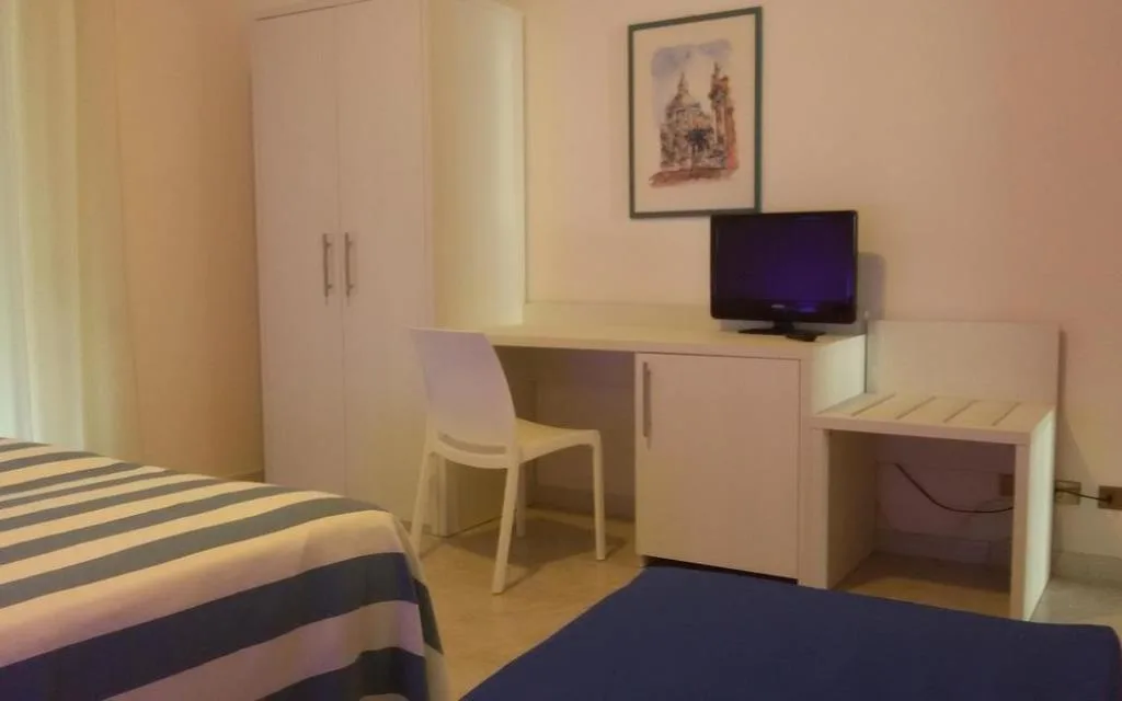 Camera con scrivania, TV e armadio bianco