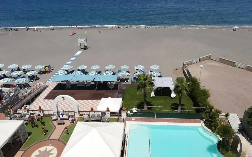 Vista dall'alto su piscina, giardino e spiaggia sul mare
