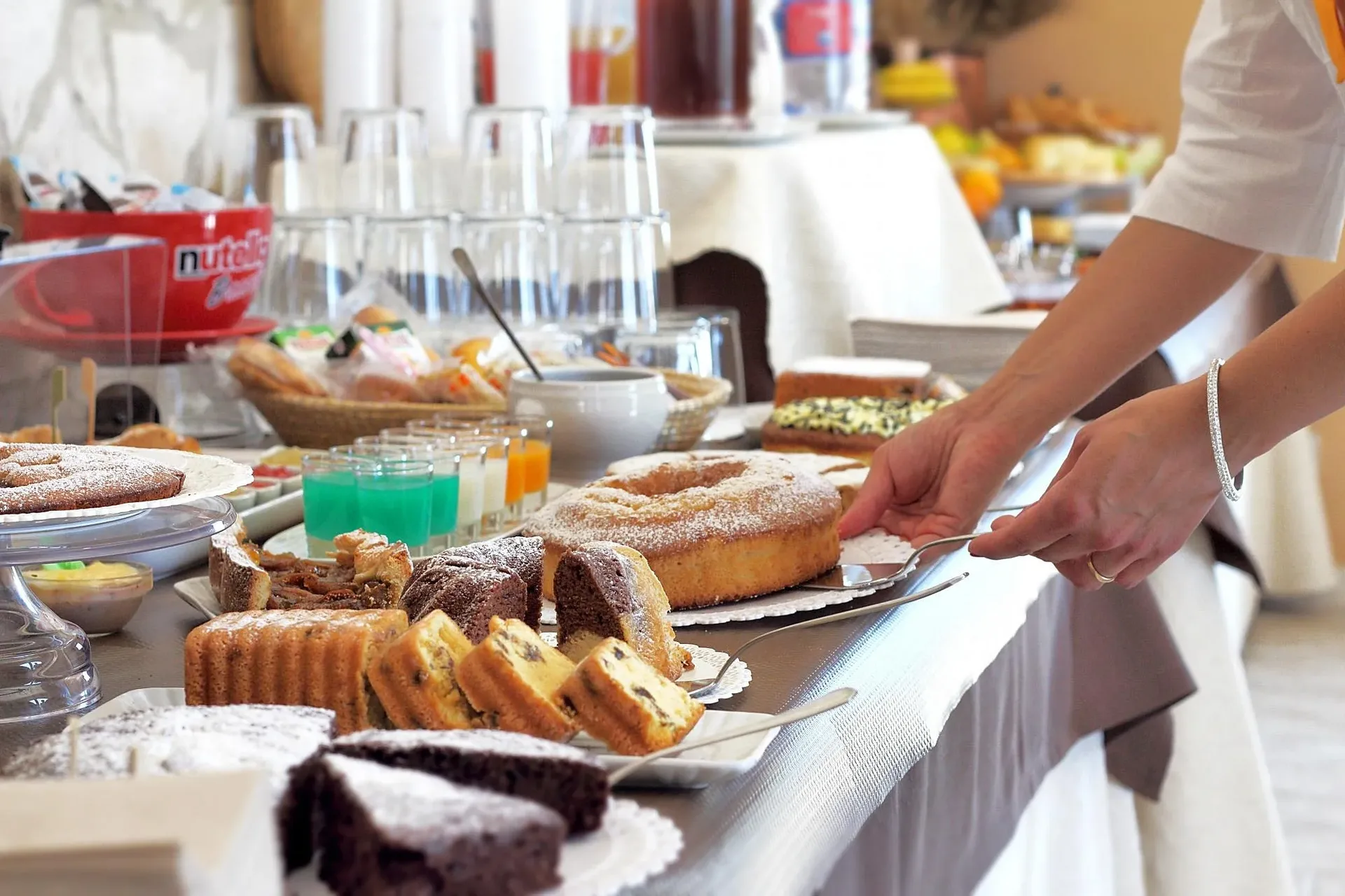 Buffet colazione con torte, dolci fatti in casa e succhi colorati serviti
