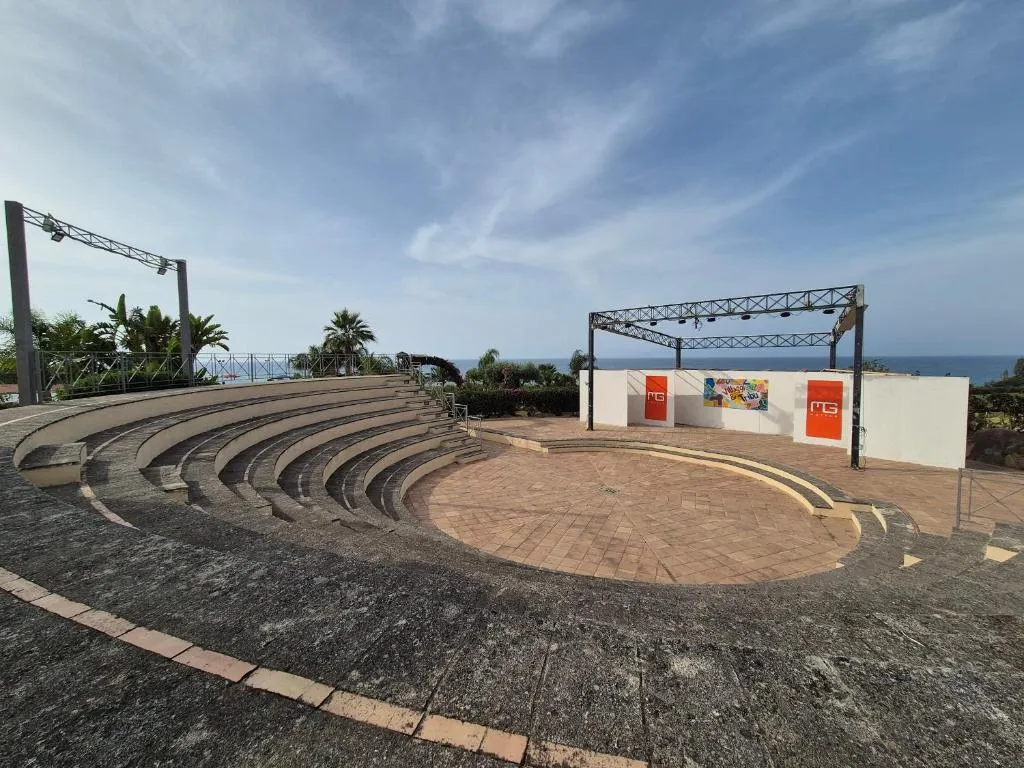 Anfiteatro all'aperto con gradinate e palco vista mare