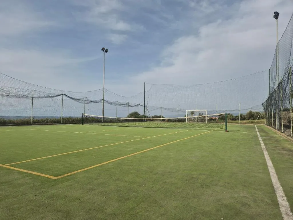 Campo sportivo polivalente in erba sintetica con rete da gioco
