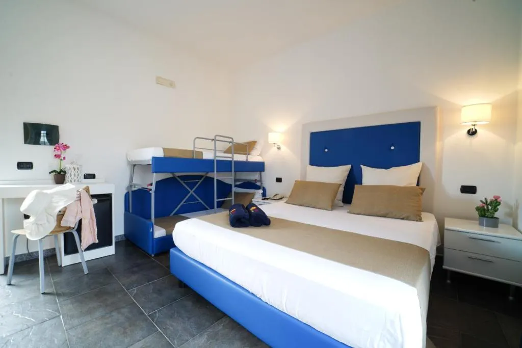 Camera familiare con letto matrimoniale, letto a castello e arredo blu