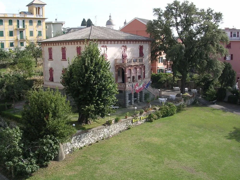 Vista dall'alto della villa storica con giardino, prato e insegna Hotel Fieschi