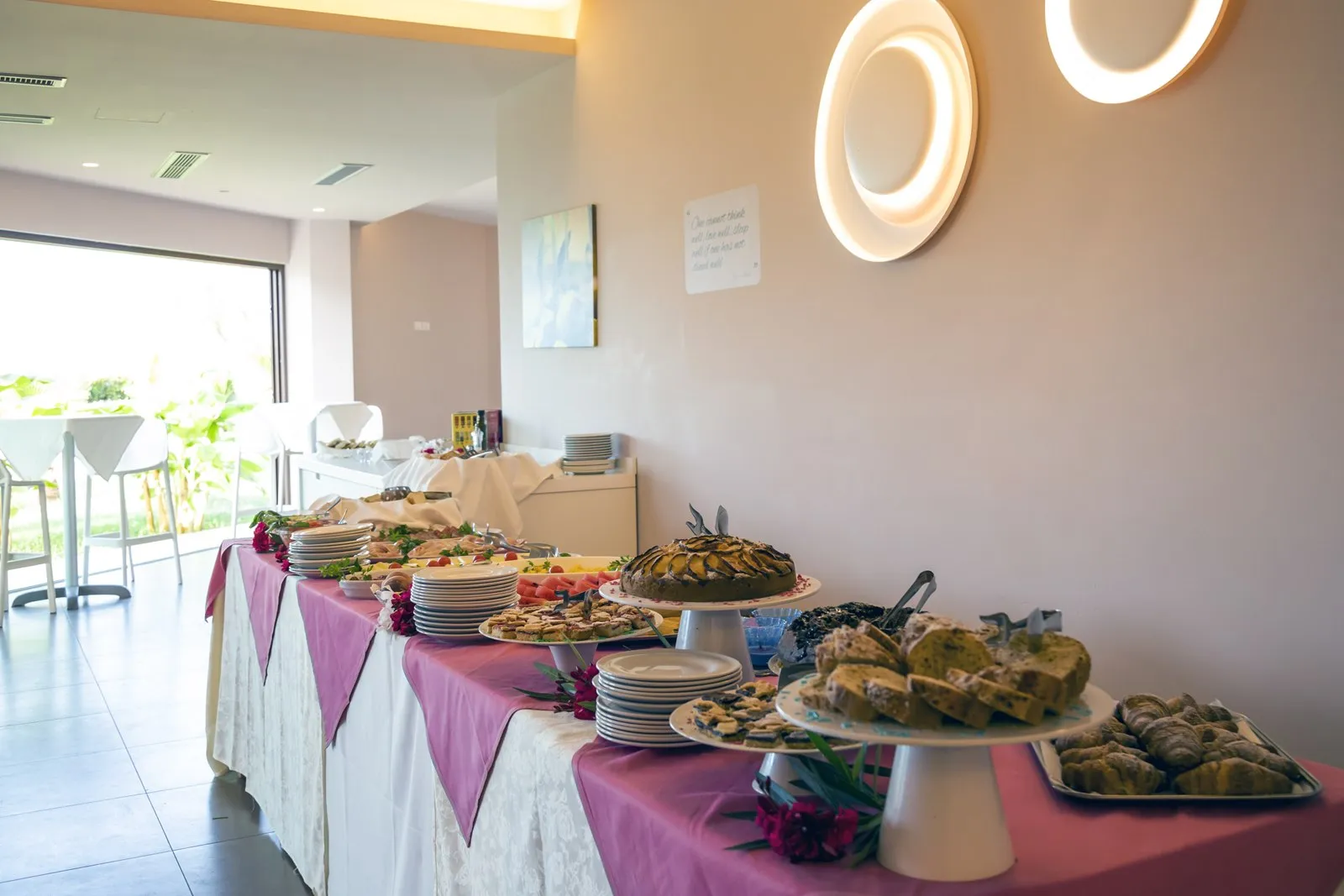 Buffet di torte e dolci con tovaglie fucsia nella sala ristorante