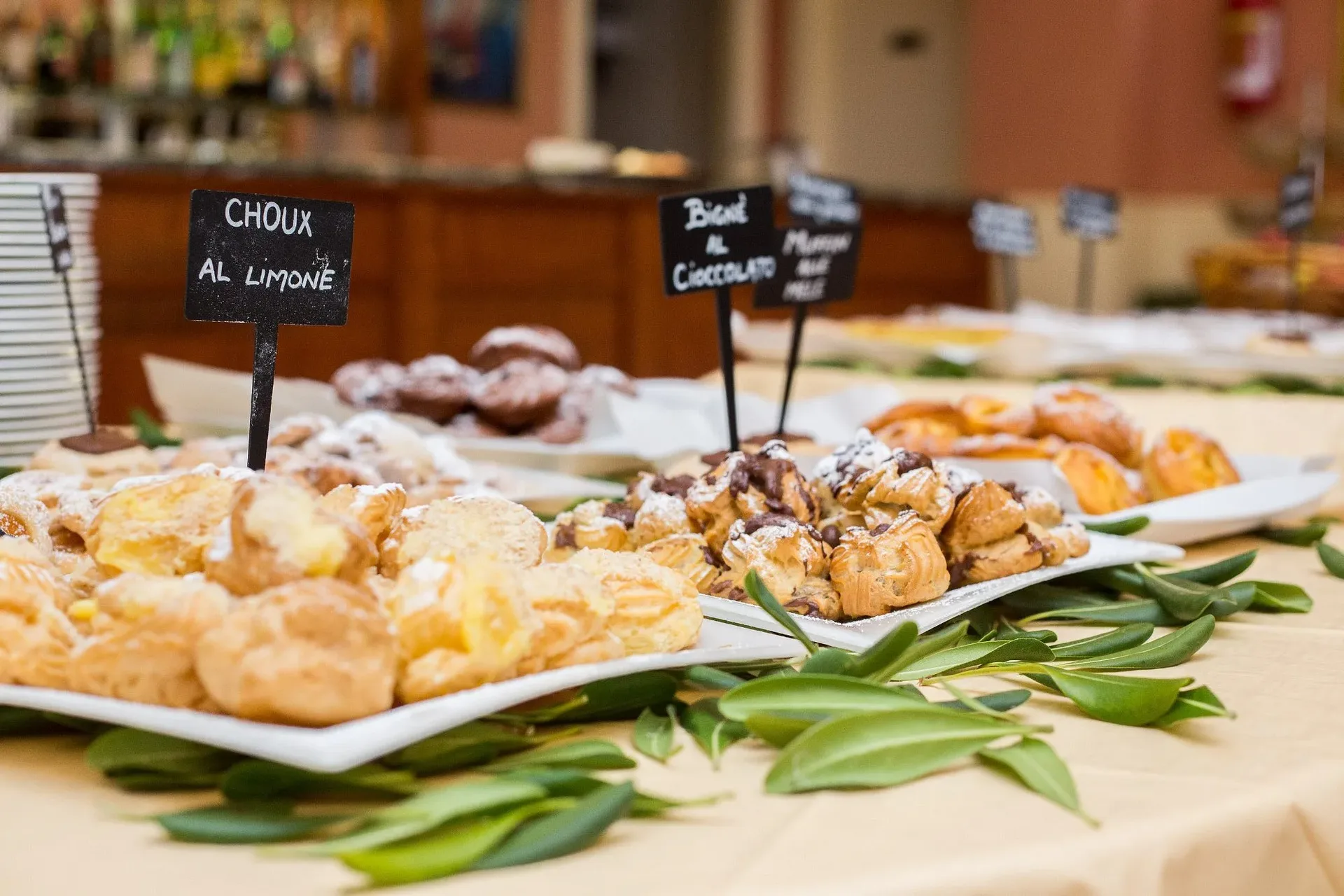 Dettaglio del buffet con choux al limone e bignè al cioccolato