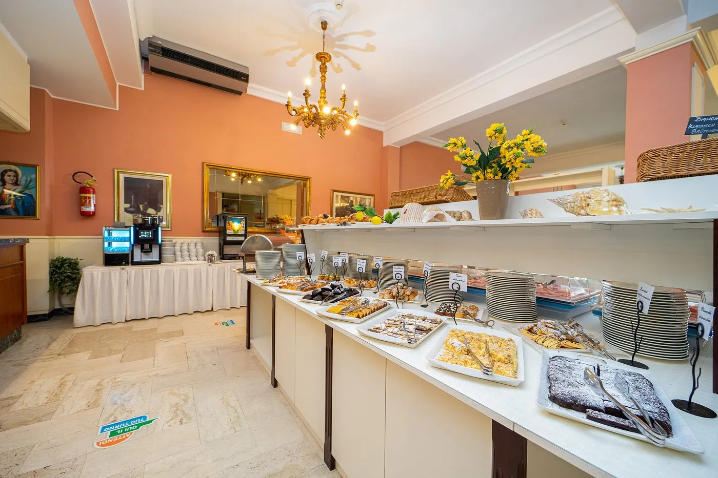 Buffet di dolci e pasticcini con lampadario dorato