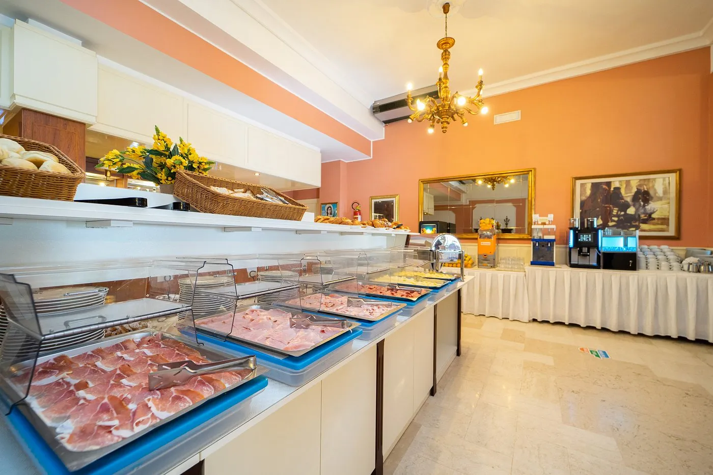 Buffet di salumi e affettati nella sala colazione dell'hotel
