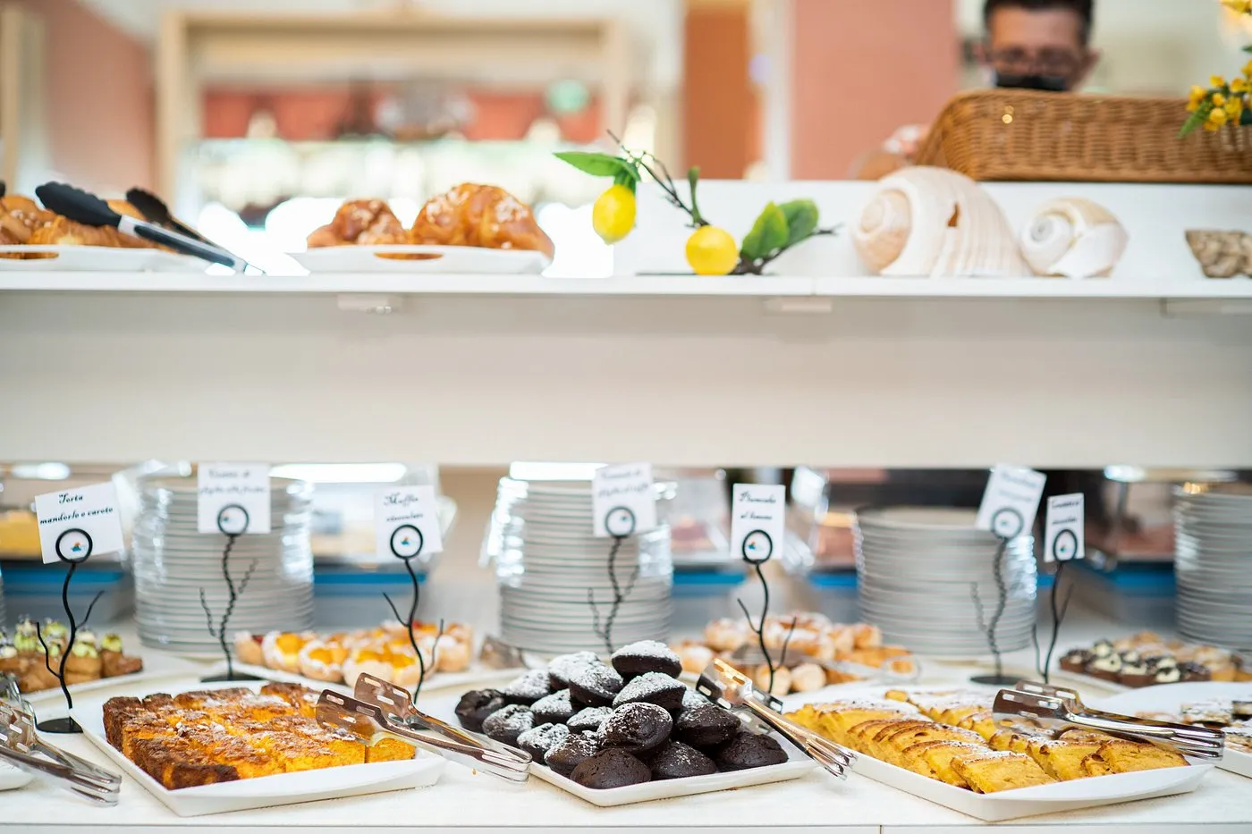 Buffet di torte e dolci fatti in casa con cartellini esplicativi