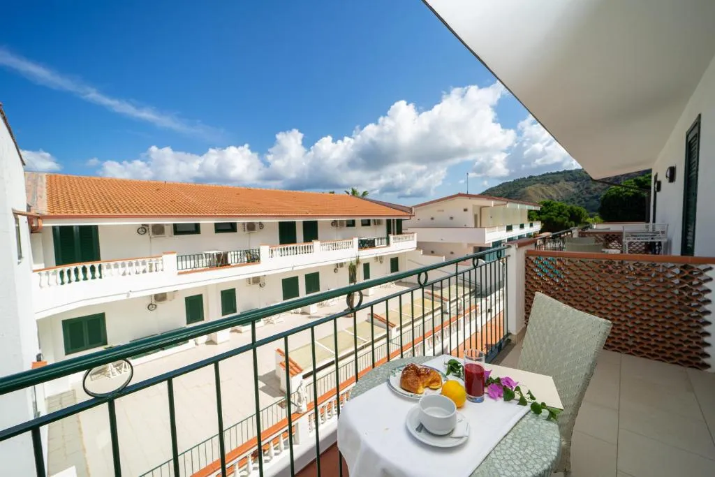 Balcone della camera con colazione servita e vista sul cortile interno