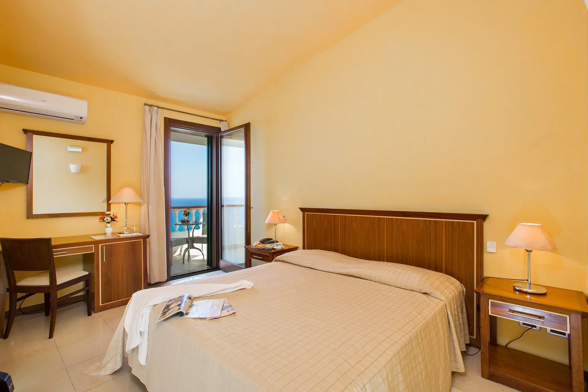 Camera matrimoniale con balcone e vista sul mare