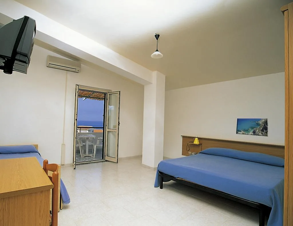 Camera con letto matrimoniale, letto singolo, TV e balconcino con vista mare