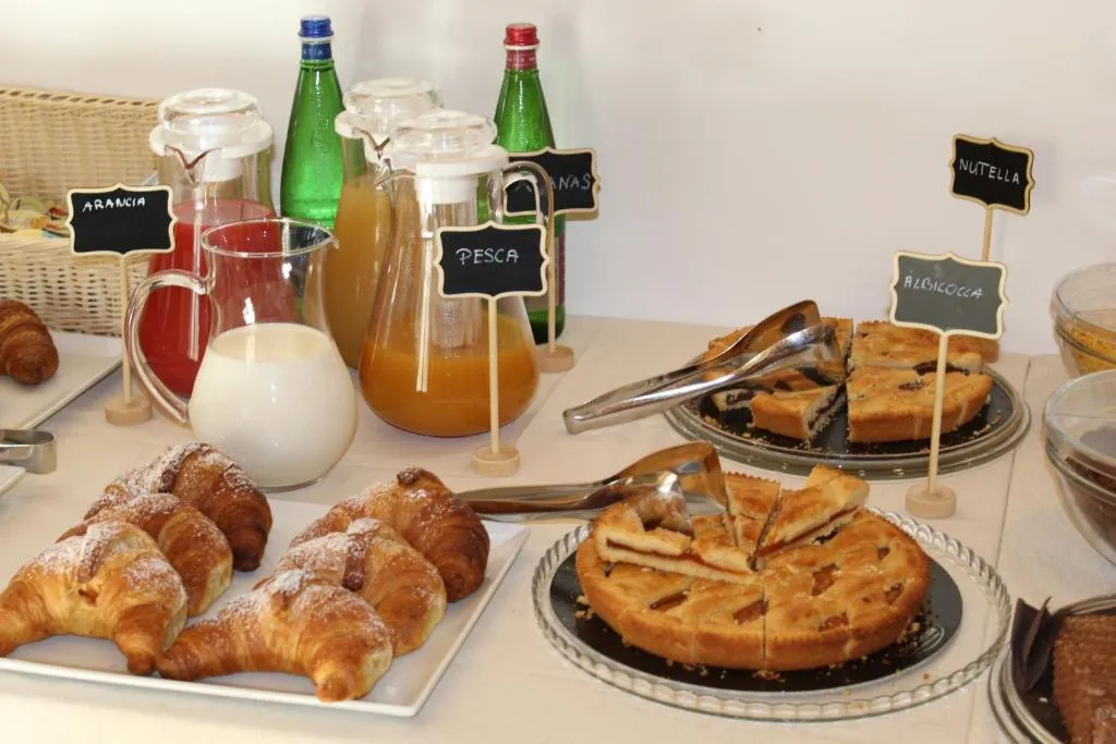 Dettaglio del buffet della colazione con cornetti, crostate e succhi etichettati
