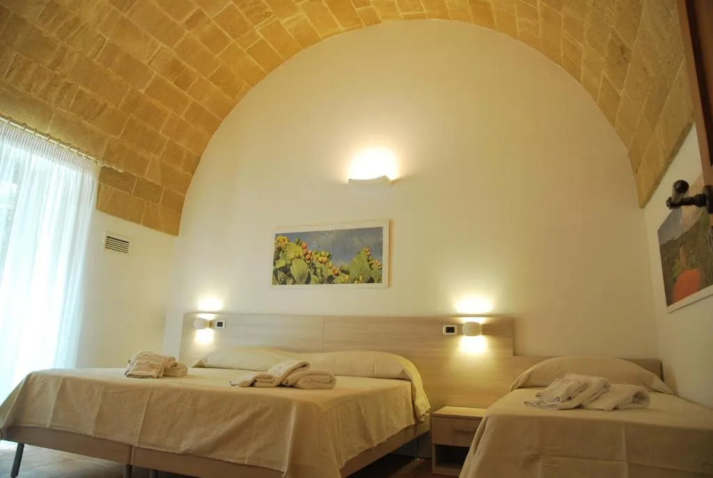 Camera tripla con soffitto a volta in pietra, letto matrimoniale e singolo