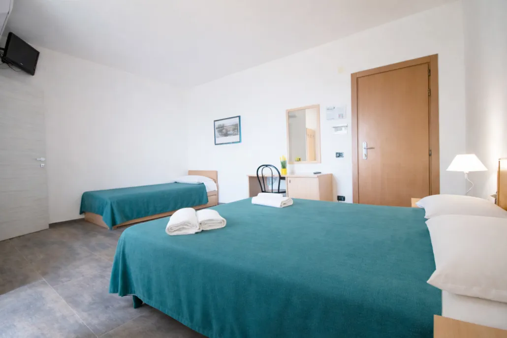 Camera tripla con letto matrimoniale e letto singolo, pavimento grigio