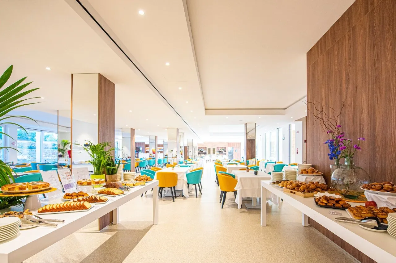 Buffet di dolci e pasticceria nella sala ristorante luminosa