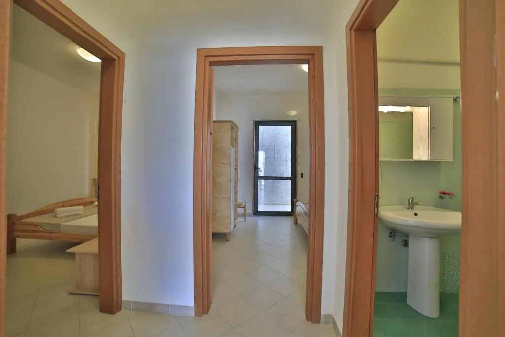 Corridoio appartamento con accesso a camera da letto e bagno