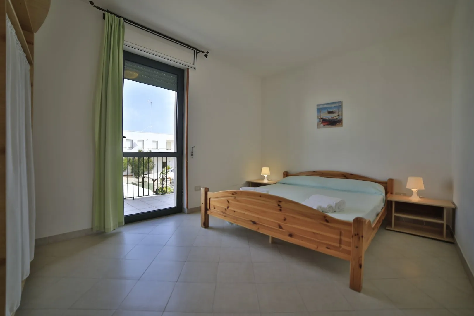 Camera da letto matrimoniale luminosa con porta finestra sul balcone