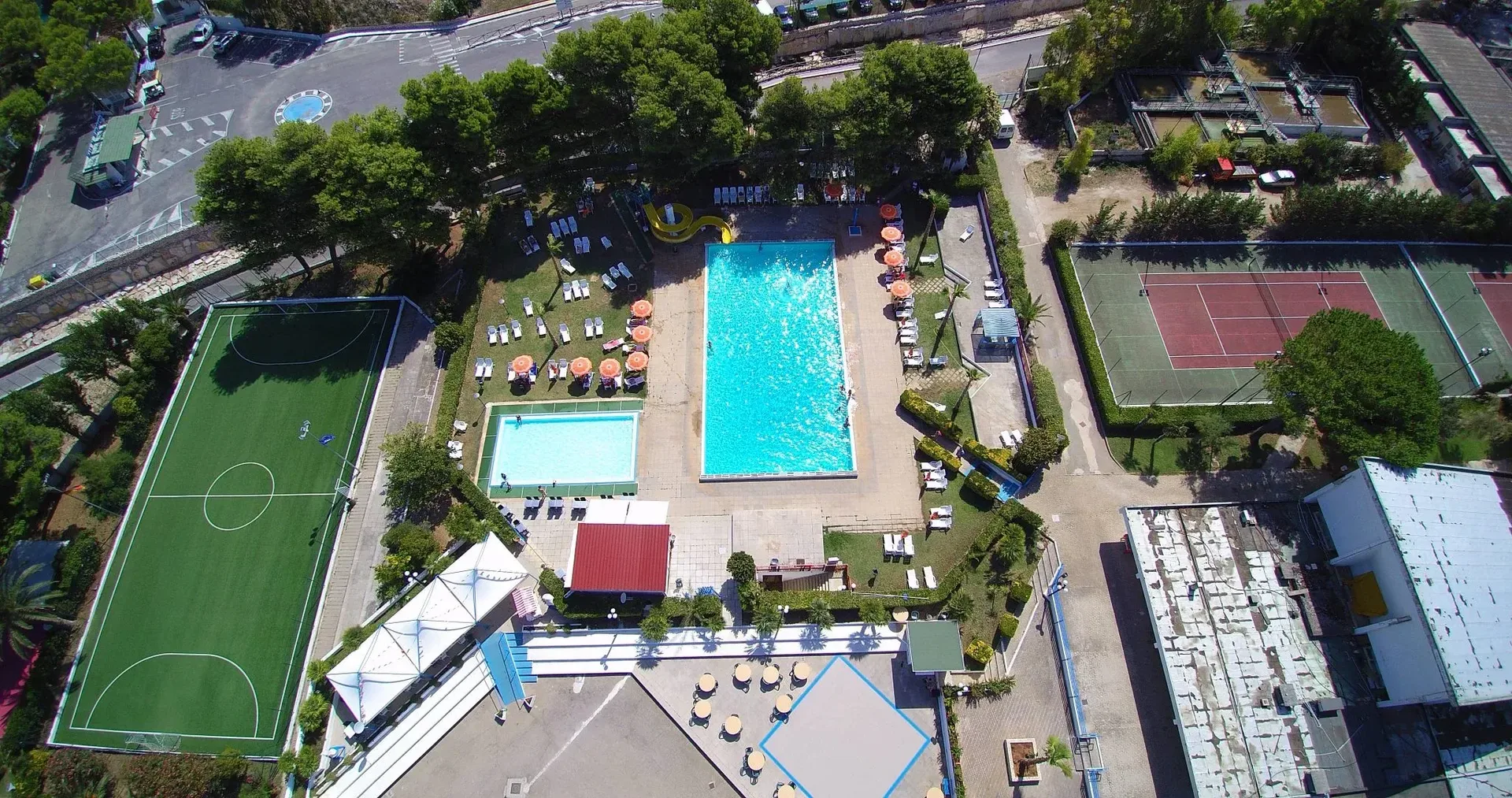 Vista aerea delle piscine, campi sportivi e aree verdi del villaggio