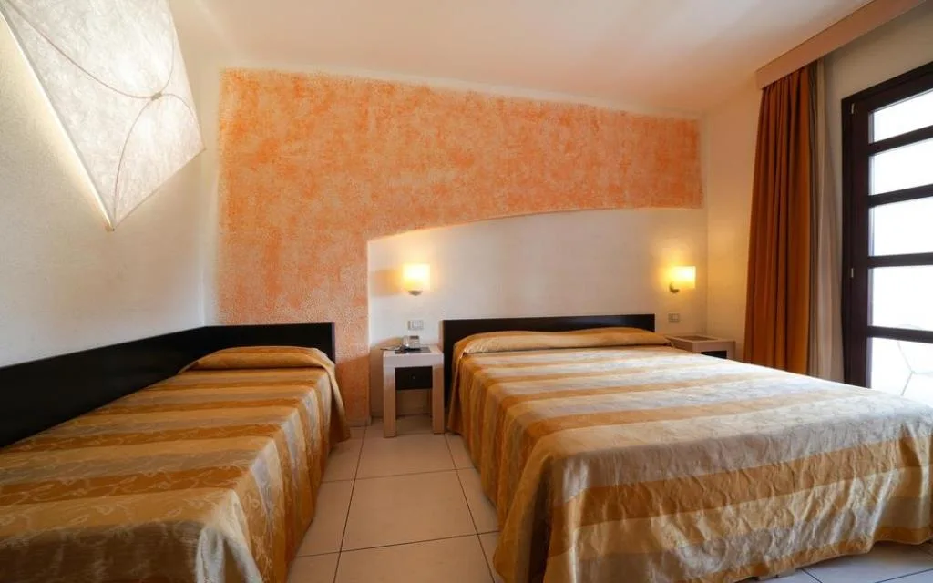 Camera con letto matrimoniale e letto singolo, pareti arancioni