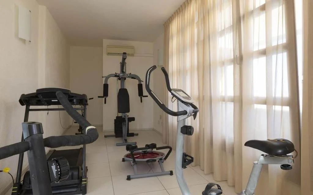Sala fitness con tapis roulant, cyclette e attrezzi per l'allenamento