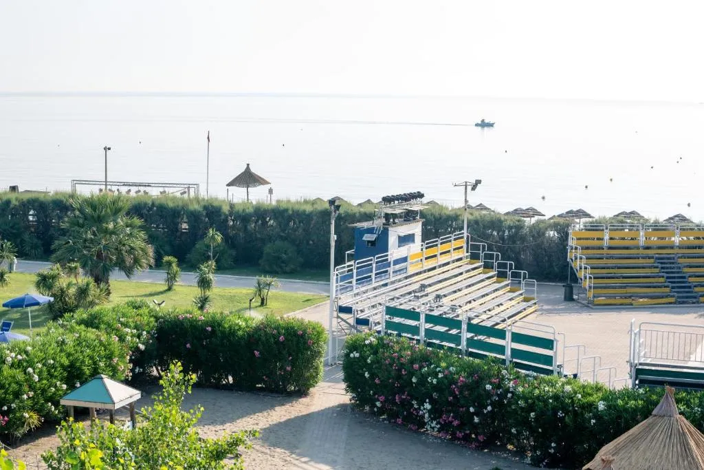 Vista sull'arena spettacoli del resort con il mare sullo sfondo