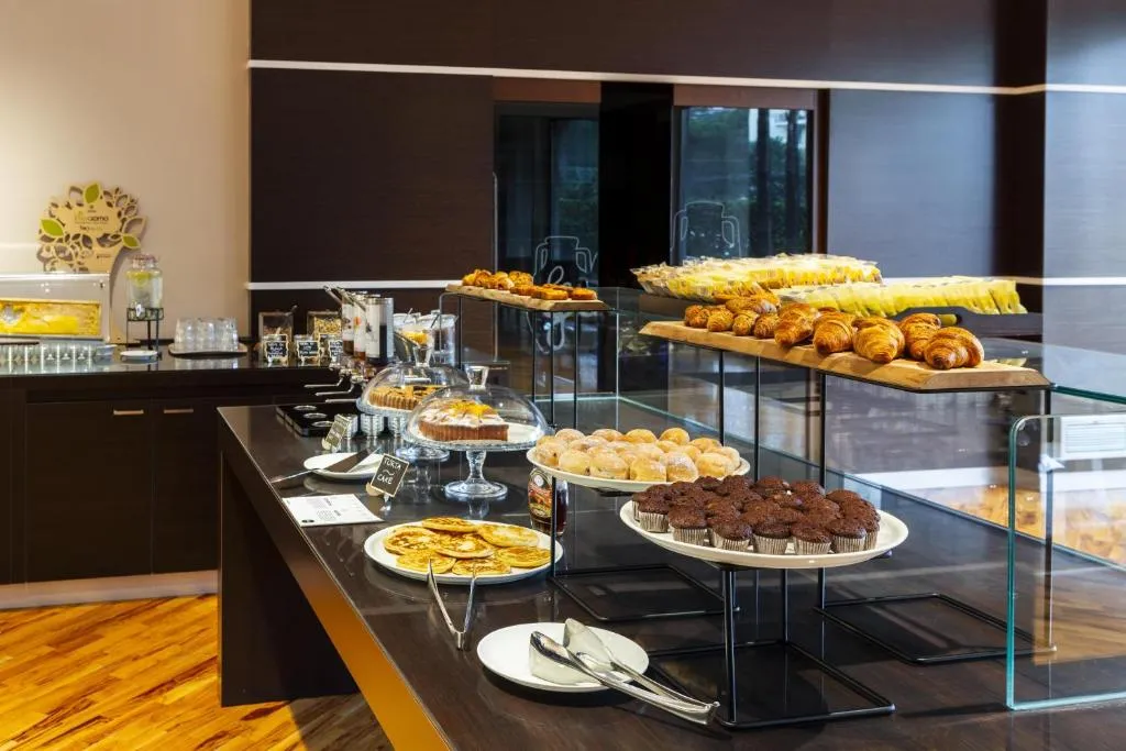 Ricco buffet di dolci, brioche e torte per la colazione