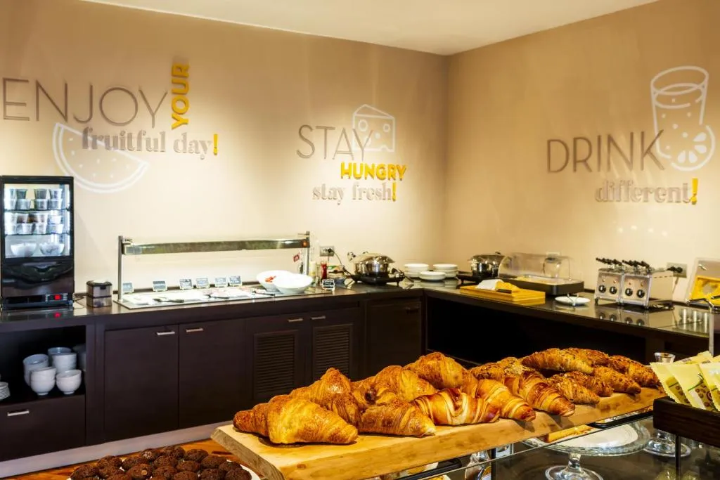 Buffet della colazione con cornetti, biscotti e prodotti freschi