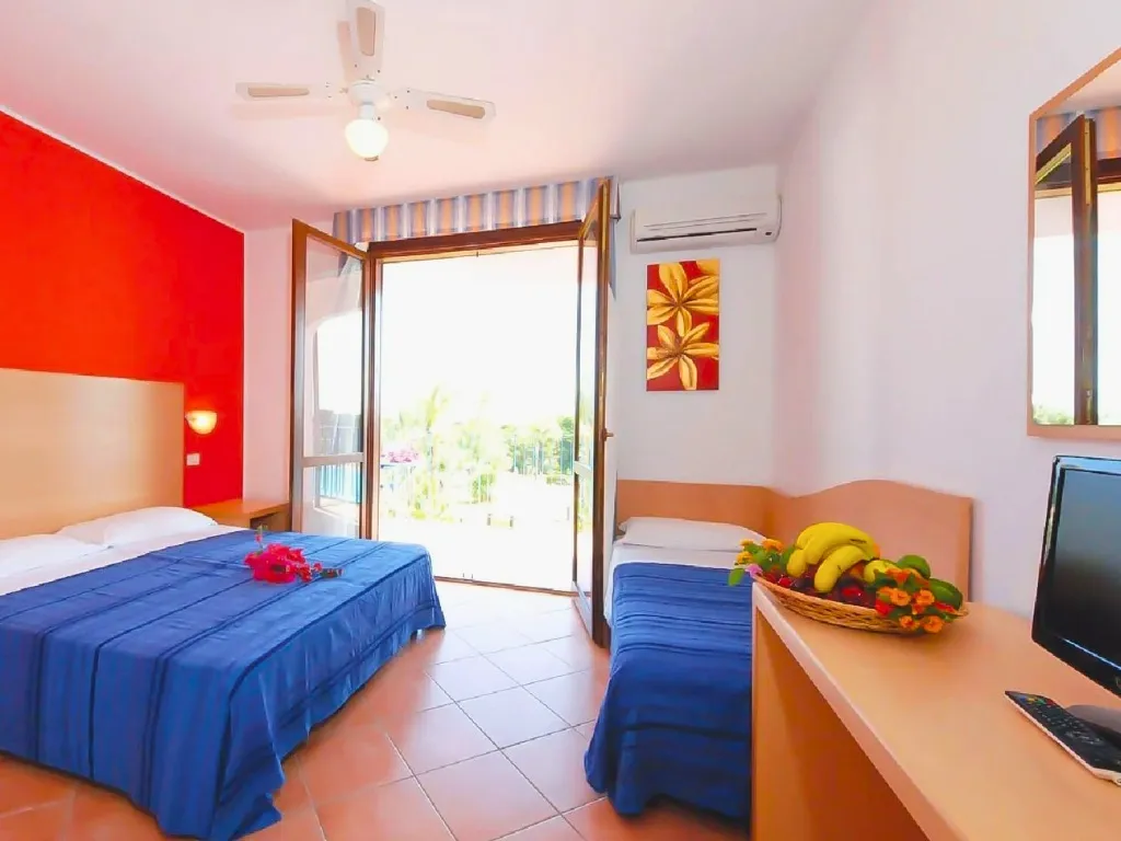 Camera con letto matrimoniale, letto singolo e balcone luminoso