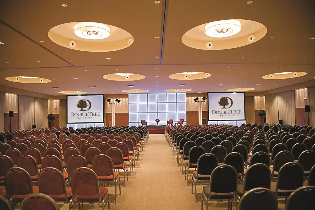 Grande sala congressi allestita a platea con schermi DoubleTree by Hilton