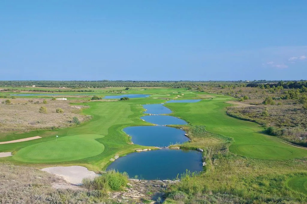 Campo da golf panoramico con laghetti e green ben curati