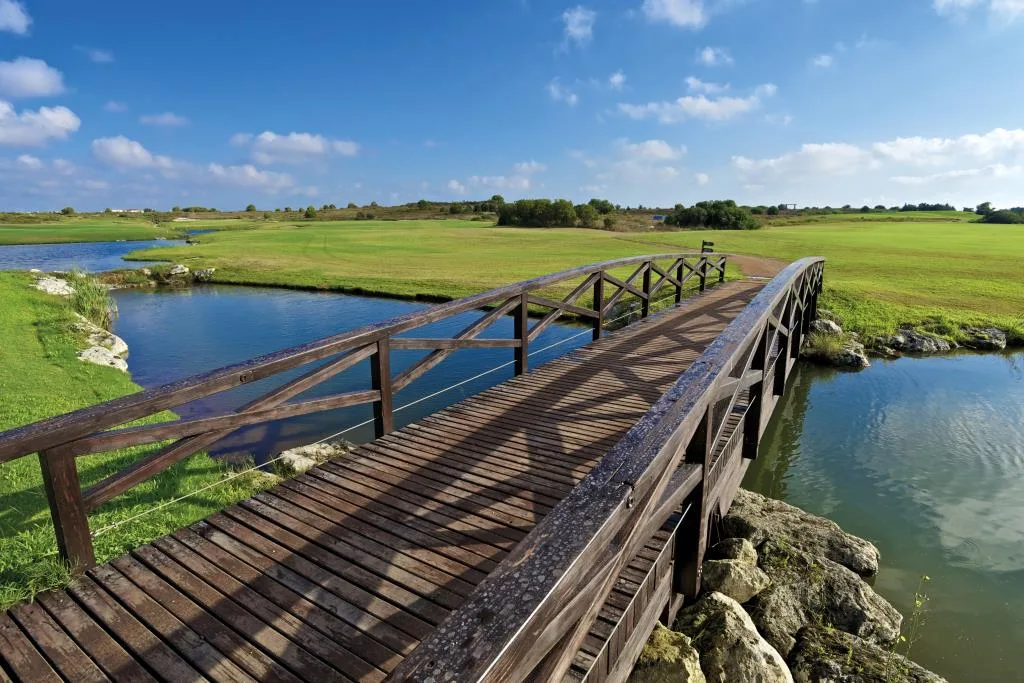 Ponte in legno che attraversa un laghetto del campo da golf