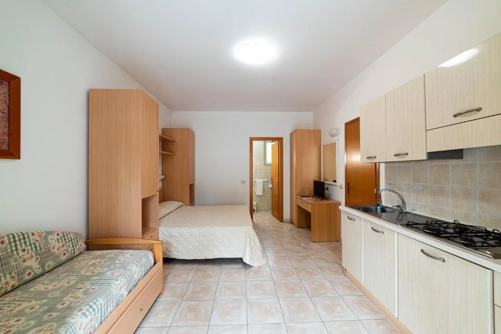 Monolocale con angolo cottura, letto matrimoniale e divano