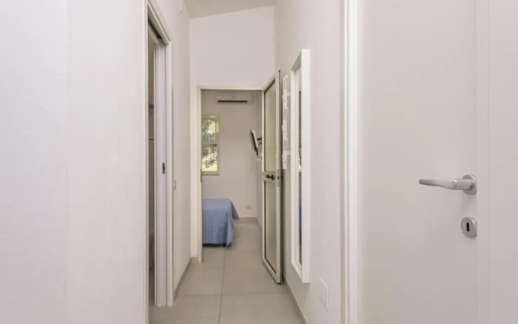 Corridoio interno bianco con vista sulla camera da letto