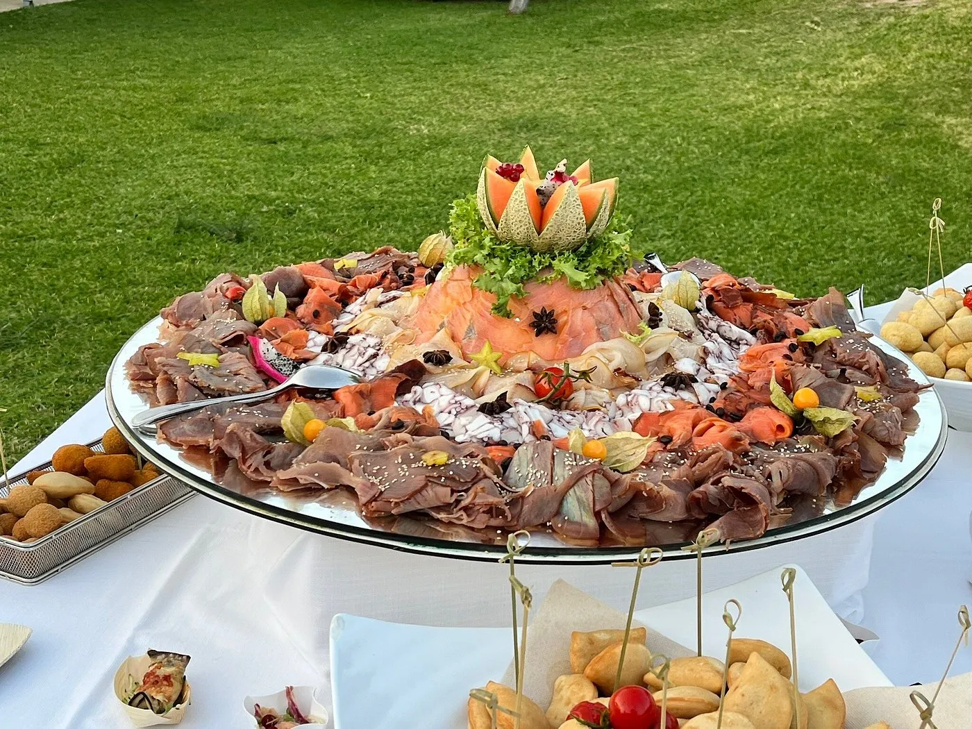 Vassoio di affettati e salmone decorato con melone al buffet
