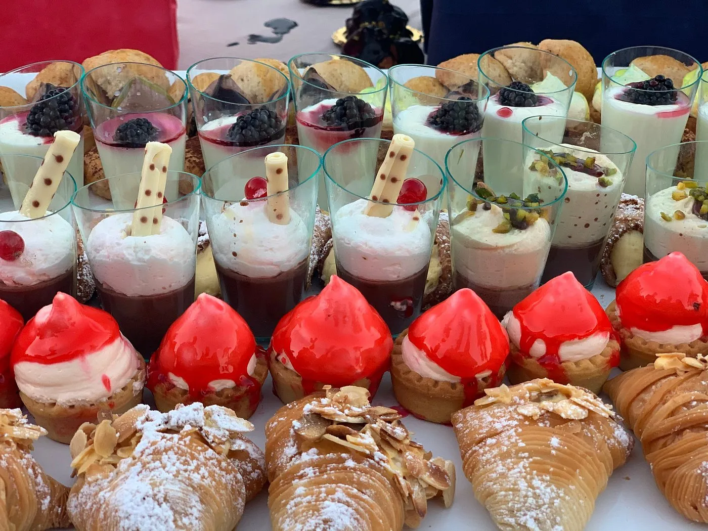 Dettaglio di dessert al cucchiaio e pasticcini del buffet